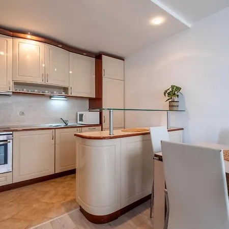 Comfortable And Quiet 1bdrm Apt. Lägenhet *
